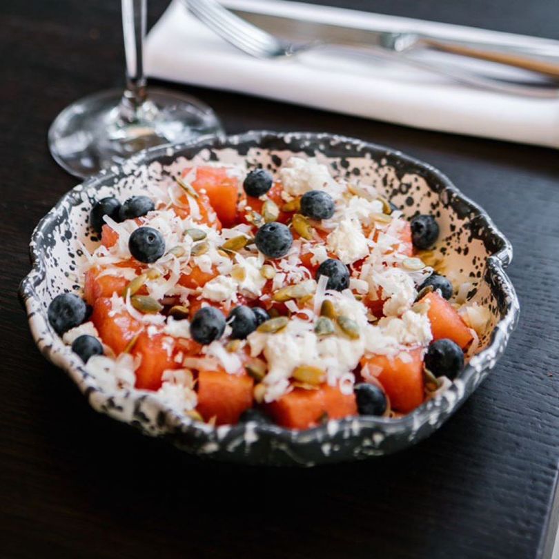 Салат с козьим сыром, миндалем и голубикой